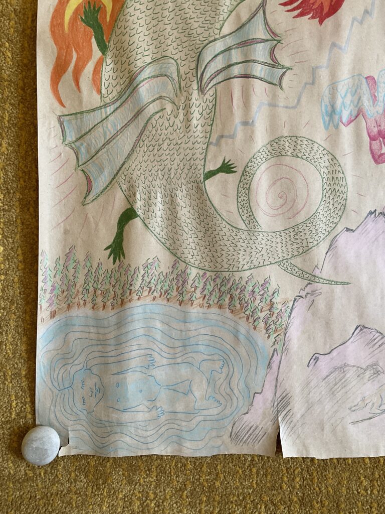 Dessin sur papier craft brun de forme carré au crayon de bois de couleurs. La scène montre des dragons dans le ciel, une créature ailée, un nuage fâché et des sirènes volantes surplombant un lac au fond duquel un enfant semble dormir, une montagne mauve avec des loups blancs et gris et des montagnes turquoises.