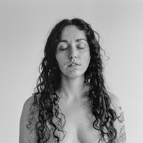 Portrait de LaViolette en noir et blanc, les yeux fermés de la poitrine à la tête