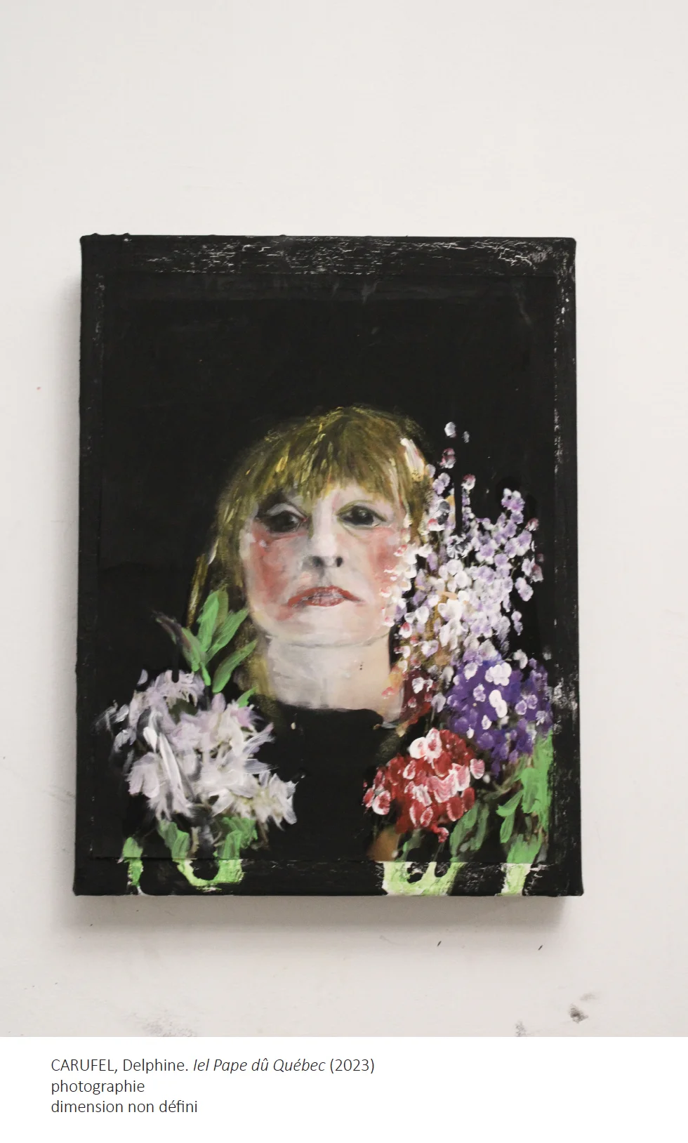 Toile d'un portrait d'un visage à la peau pâle cheveux blonds joue rosée sur fond noir orné de fleurs blanches rouges violettes.