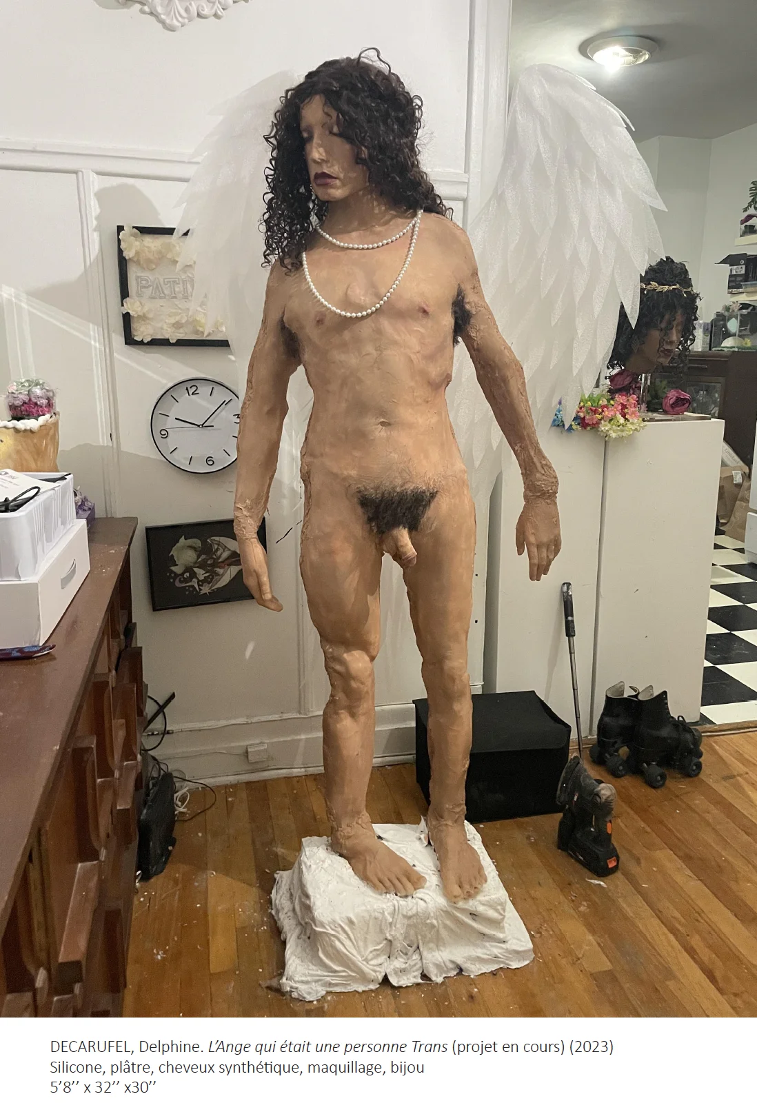 Sculpture grandeur nature d'un corps humain nu cheveux longs, projet en cours.