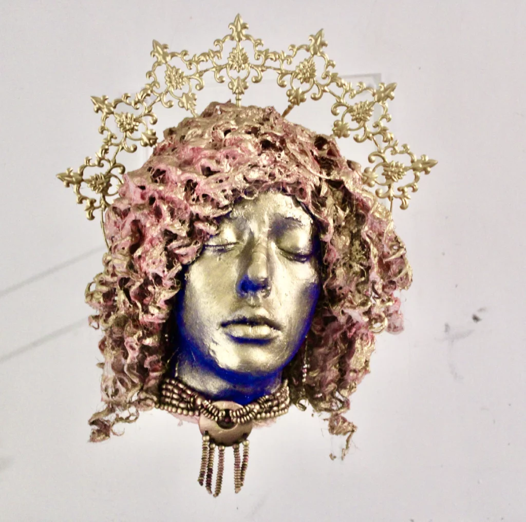 Tête humaine en or chevelure rosée et couronne d'or